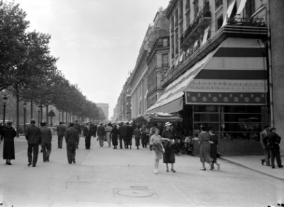 Wandelaars op de Champs-Élysées, met op de achtergrond de Arc de Triomph, Bestanddeelnr 191-0400