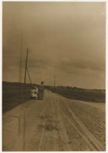Wandelaars op de nog onbebouwde Kleverlaan, bij de hoek met de Verspronckweg, Inventarisnummer NL-HlmNHA 24430