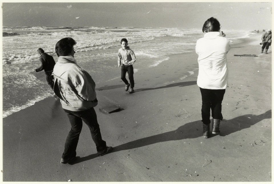 Wandelen in de wind op het strand van Zandvoort. NL-HlmNHA 54023385 1
