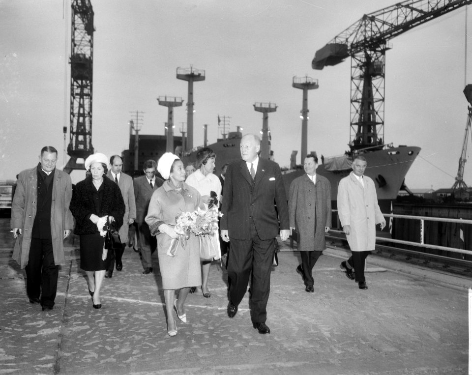 Wandelend gezelschap op de scheepswerf. Vooraan (met bloemen) mevrouw Yilma Dere, Bestanddeelnr 918-2969