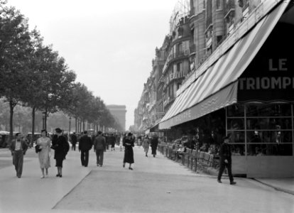Wandelaars op de Champs-Élysées, met op de achtergrond de Arc de Triomph, Bestanddeelnr 191-0401