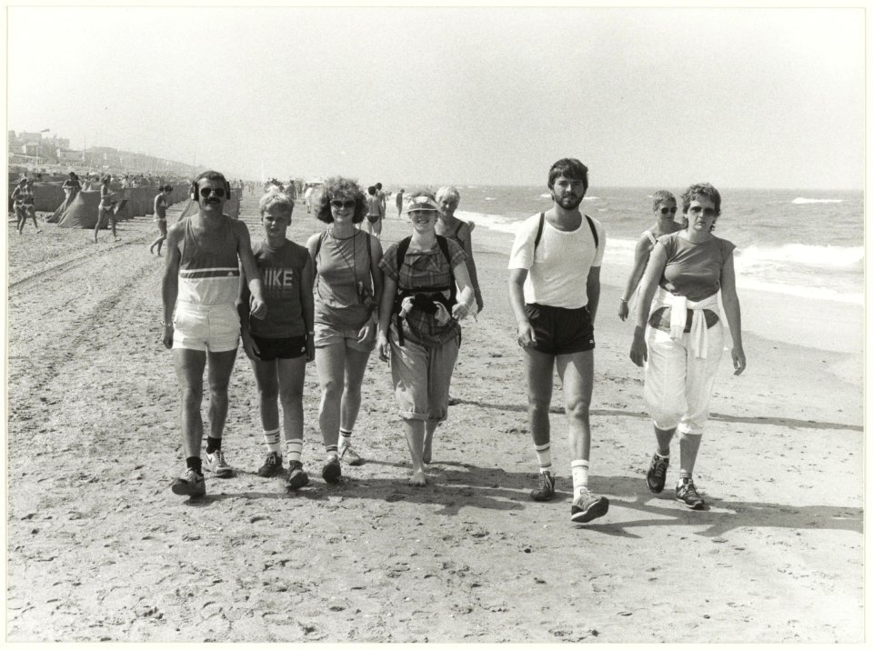 Wandelaars langs de Noordzee. NL-HlmNHA 54005825