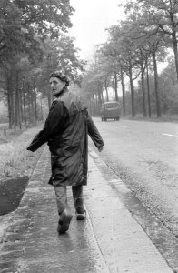 Wandelmars Parijs Amsterdam, de deelnemer op weg, Bestanddeelnr 917-0115