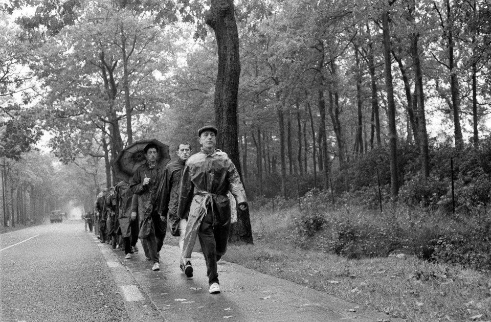 Wandelmars Parijs Amsterdam, de deelnemer op weg, Bestanddeelnr 917-0117