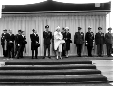 Wapenschouw op de Vlasakkers te Amersfoort, op het podium de Koninkljk familie l, Bestanddeelnr 917-7328