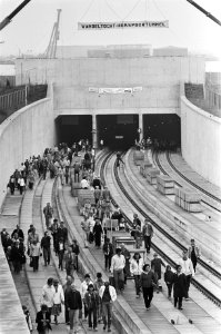 Wandelen door de 2,5 km lange Hemspoortunnel die mei 1983 gereed moet zijn 15a voor hen die slecht ter been waren waren karretjes aanwezig,, Bestanddeelnr 931-5520