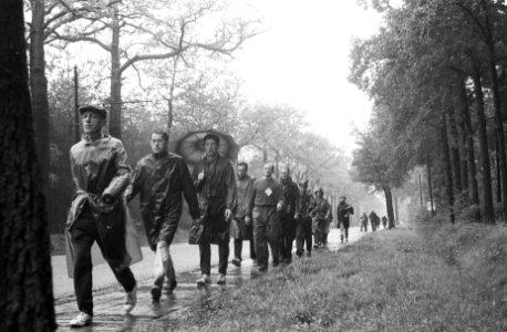 Wandelmars Parijs Amsterdam, de groep deelnemers weer op eigen bodem in de buurt, Bestanddeelnr 917-0112