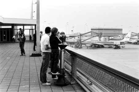 Wandelpromenade op Schiphol weer geopend, wandelende mensen op de wandelpromenade, Bestanddeelnr 931-4285
