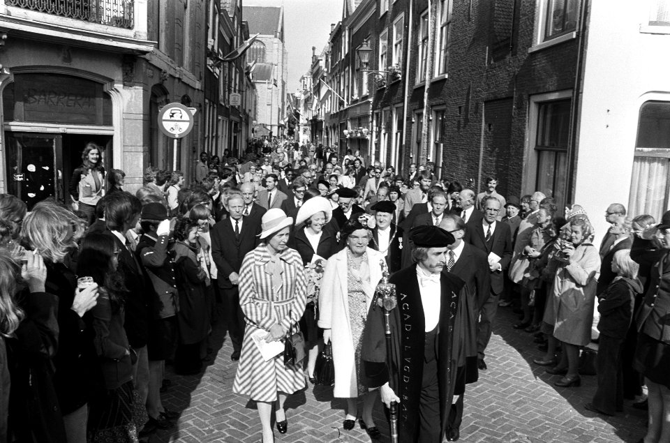 Wandeling door de stad naar het academiegebouw, Bestanddeelnr 927-9399