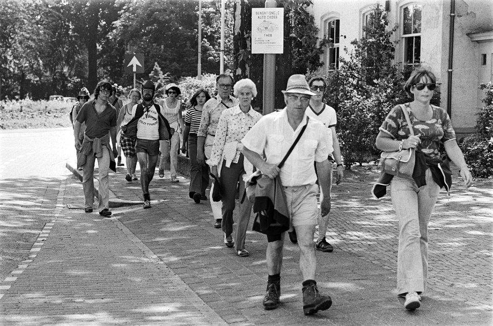 Wandelvierdaagse van Apeldoorn vermoeide wandelaars onderweg, Bestanddeelnr 929-2633