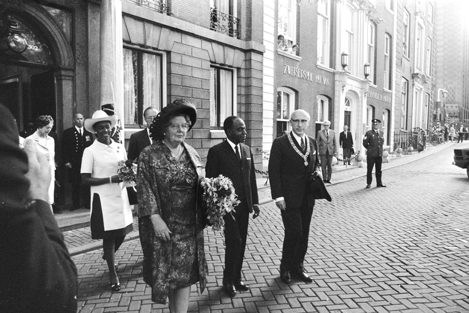 Wandeling door Amsterdam koningin Juliana, Houphouët-Boigny en Samkalden, Bestanddeelnr 923-5667