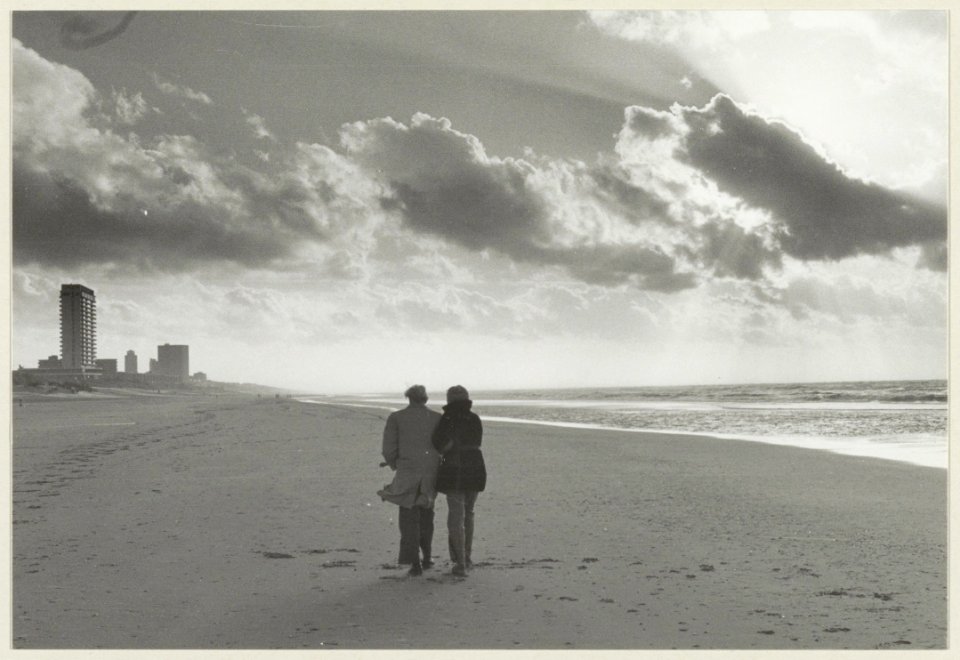 Wandeling op het strand van Zandvoort op een mooie herfstdag. NL-HlmNHA 54005068