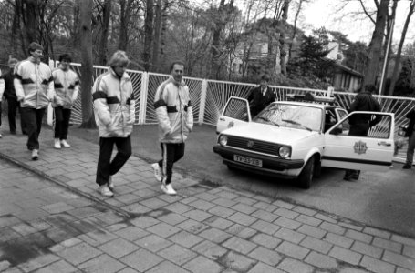 Wandeling onder politiebegeleiding, Bestanddeelnr 934-4441