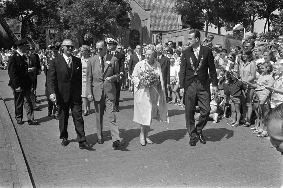 Wandeling door een dorp, links de commissaris van de koningin van Friesland, mr., Bestanddeelnr 920-4907