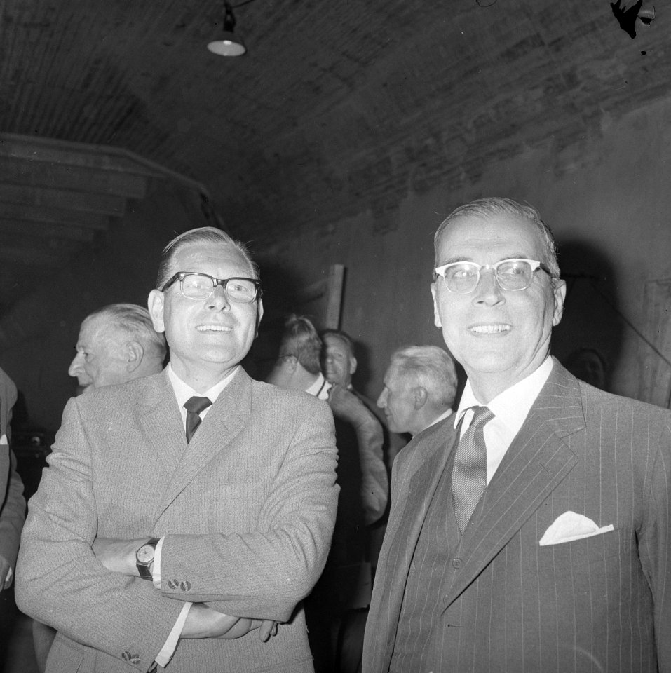 Wandeling in Coentunnel, v.l.n.r. burgemeester Franken en burgemeester Van Hall, Bestanddeelnr 918-0655