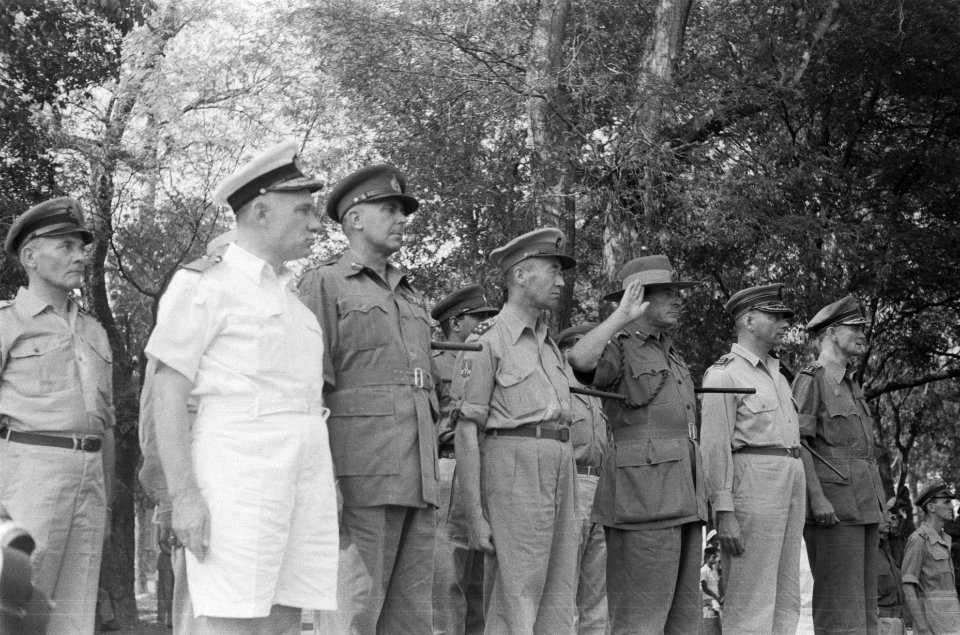 Wapenschouw en militaire parade. Eskadron Pantserwagens KNIL, Bestanddeelnr 88-3-4