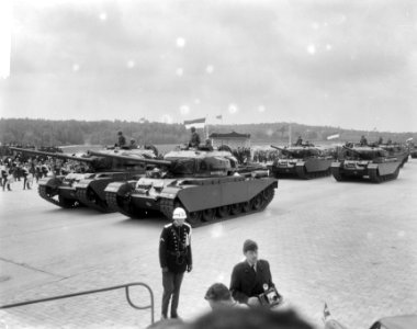 Wapenschouw op de Vlasakkers te Amersfoort, Houwitser 175 m voor nieuw Amerikaan, Bestanddeelnr 917-7334