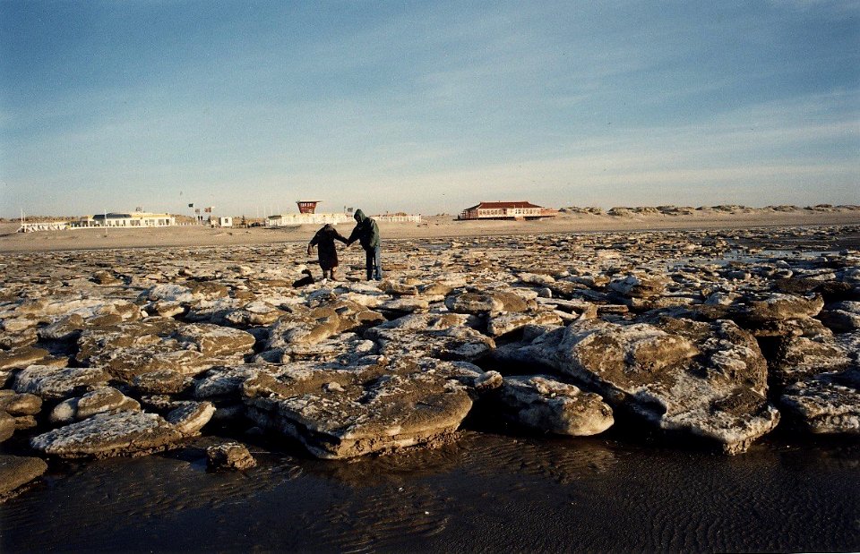 Wandelaars wankelen over de ijsschotsen. Aangekocht in 1997 van United Photos de Boer bv. - Negatiefnummer 43717 kc 30 a. - Gepubliceerd in het Haarlems Dagblad van 18.01.1997. Identificatie, NL-HlmNHA 54036411