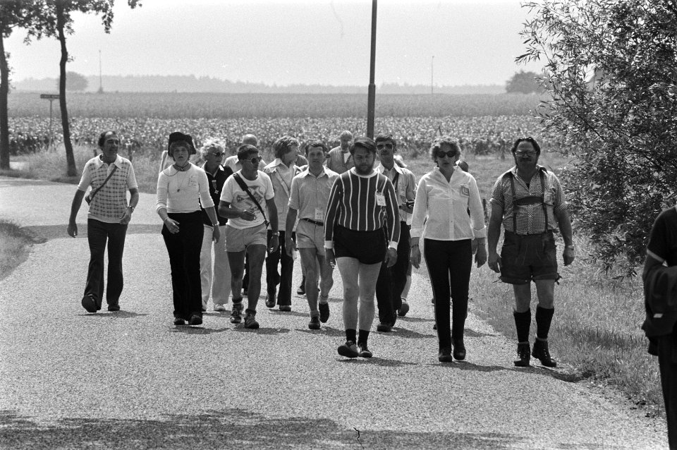 Wandelvierdaagse Apeldoorn groep wandelaars in buurt van Apeldoorn, Bestanddeelnr 929-8130
