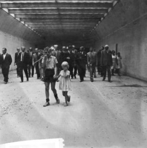 Wandeling in Coentunnel, beide burgemeesters die uitleg krijgen van ir. Engel, Bestanddeelnr 918-0654