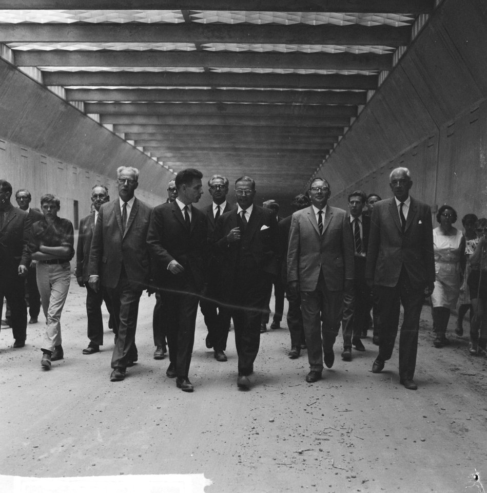 Wandeling in Coentunnel, v.l.n.r. ir. Engel , burgemeester Van Hall , burgemeest, Bestanddeelnr 918-0653