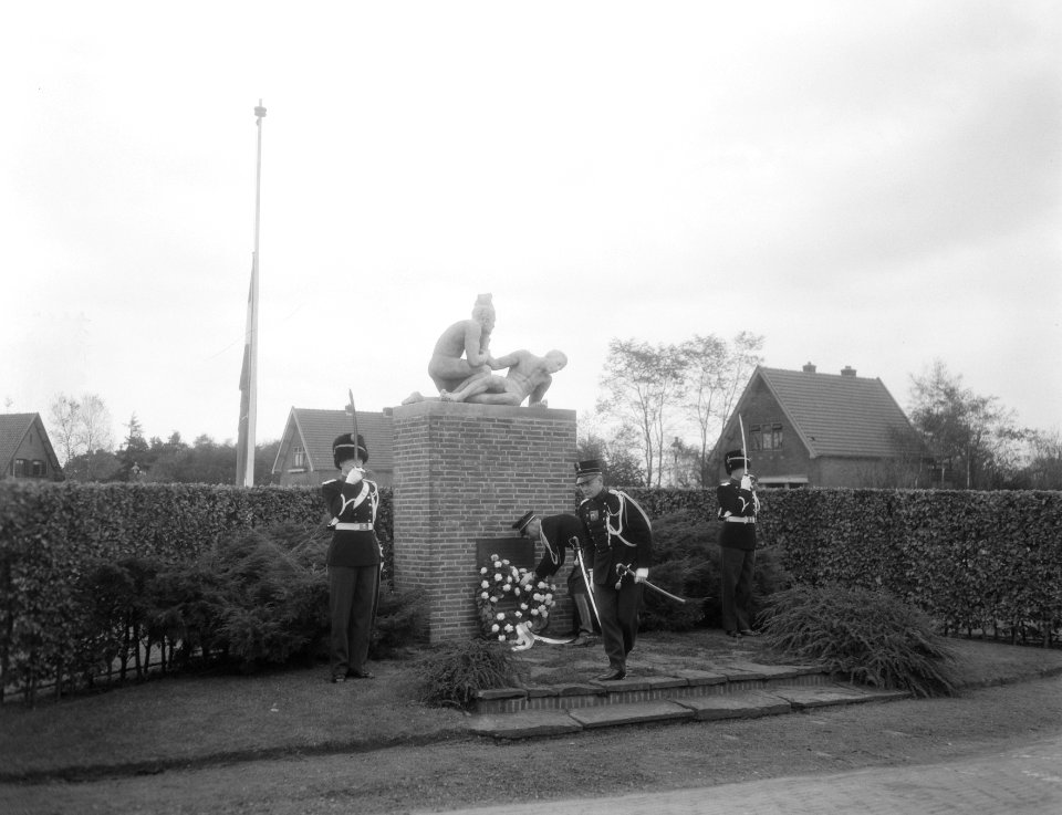 Wapen Koninklijke Marechaussee 140 jaar op de Koning Willem III Kazerne te Apeld, Bestanddeelnr 906-8081