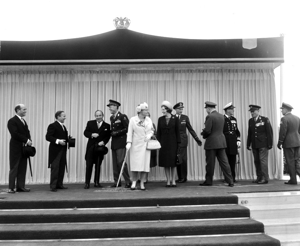 Wapenschouw op de Vlasakkers te Amersfoort, v.l.n.r. minister president Cals , P, Bestanddeelnr 917-7340