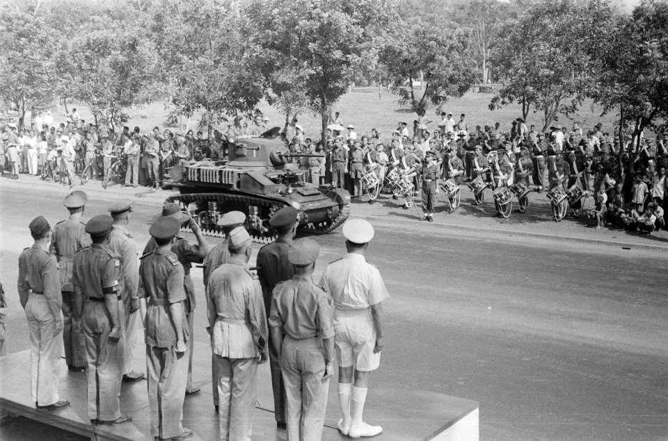 Wapenschouw en militaire parade Eskadron Pantserwagens KNIL, Bestanddeelnr 88-3-3