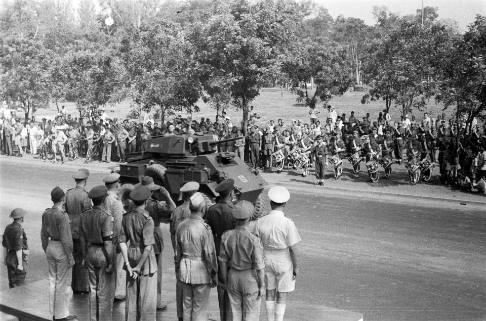 Wapenschouw en militaire parade Eskadron Pantserwagens KNIL, Bestanddeelnr 88-3-1