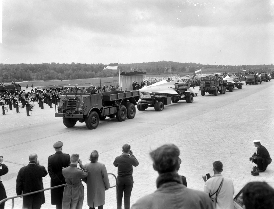 Wapenschouw op de Vlasakkers te Amersfoort, twee Nike Hercules raketten (lucht, Bestanddeelnr 917-7329