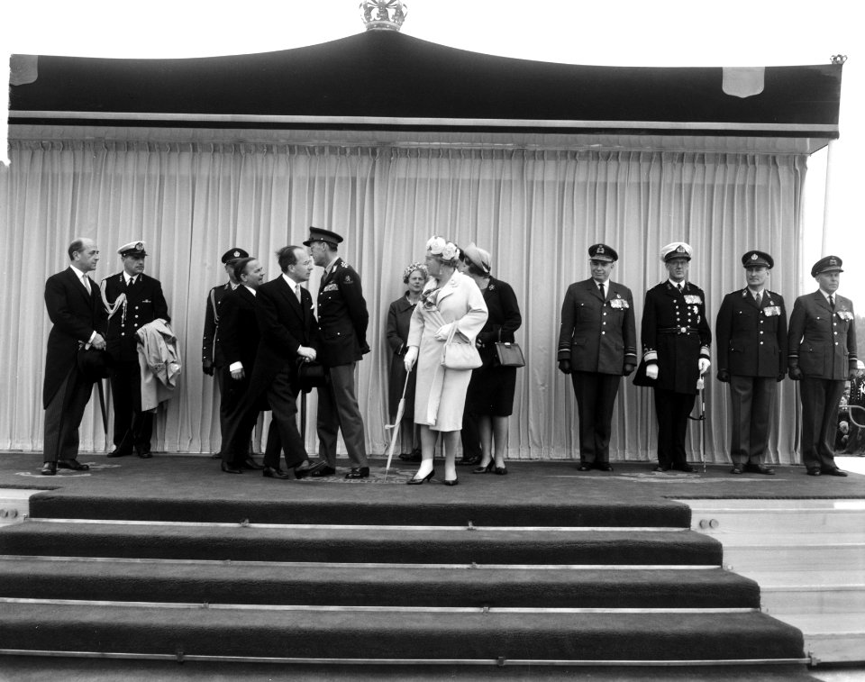 Wapenschouw op de Vlasakkers te Amersfoort, de Koninklijk familie op het podium, Bestanddeelnr 917-7339