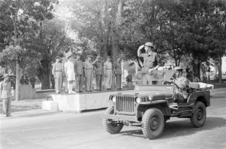 Wapenschouw en militaire parade. Jeep passeert podium, Bestanddeelnr 88-1-1