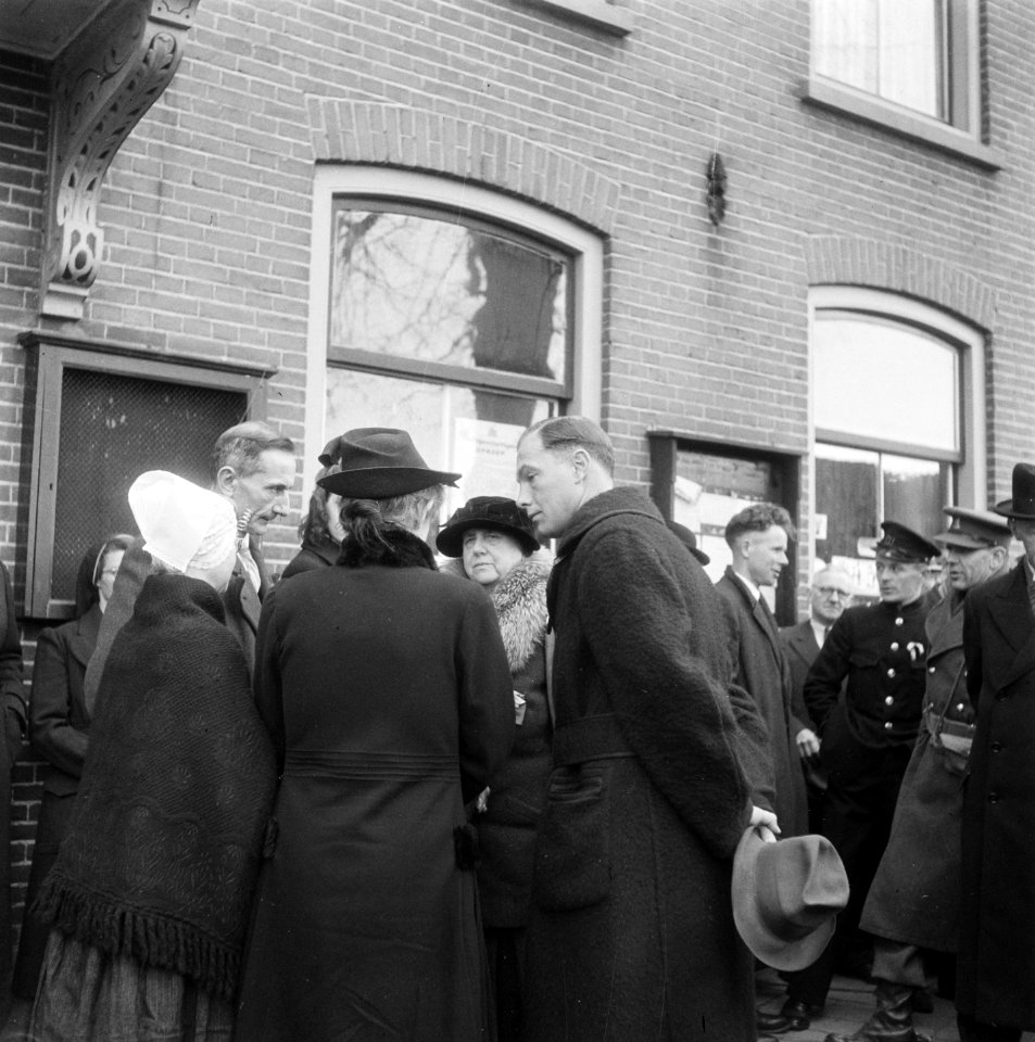 Walcheren. Koningin Wilhelmina in gesprek met inwoners bij een gemeentehuis of -, Bestanddeelnr 900-4068