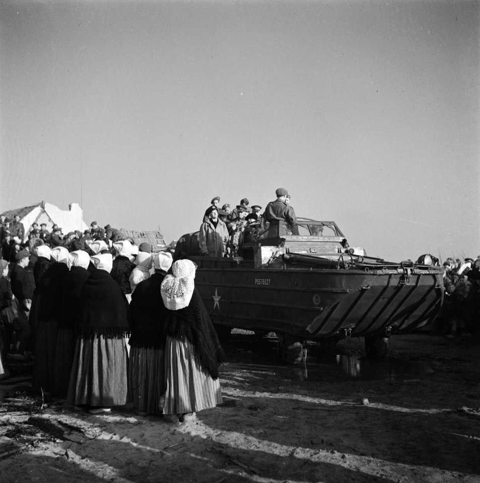 Walcheren. Rondreis koningin Wilhelmina door Zeeland. Westkapelle Toespraak va…, Bestanddeelnr 900-4081