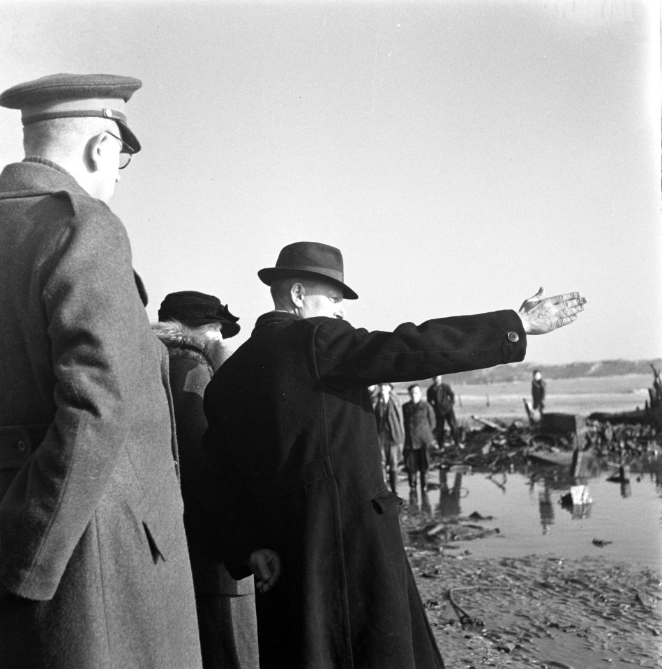 Walcheren. Rondreis koningin Wilhelmina door Zeeland. De vorstin bekijkt de ver…, Bestanddeelnr 900-4083