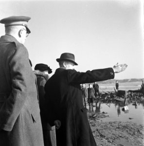Walcheren. Rondreis koningin Wilhelmina door Zeeland. De vorstin bekijkt de ver…, Bestanddeelnr 900-4083