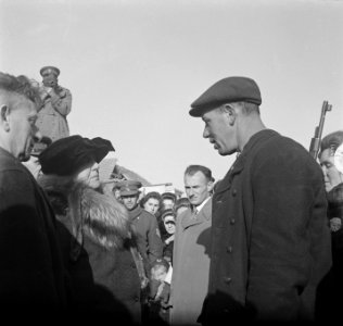 Walcheren. Rondreis koningin Wilhelmina door Zeeland. De vorstin in gesprek met , Bestanddeelnr 900-4079