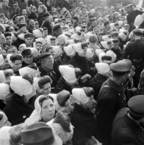 Walcheren Rondreis koningin Wilhelmina door Zeeland Grote menigte, vrouwen in , Bestanddeelnr 900-4078