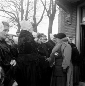 Walcheren. Koningin Wilhelmina in gesprek met vrouwen in klederdracht bij een ge, Bestanddeelnr 900-4070