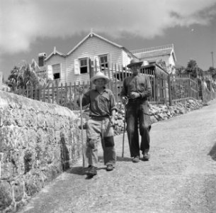 Waldrin en John Peter Hassell in een straat in Winwardside, Bestanddeelnr 252-8284