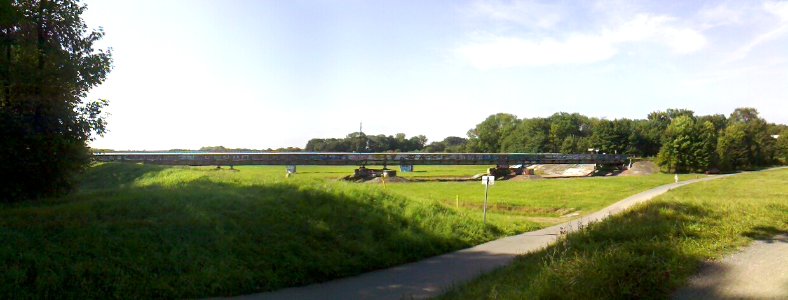 Waldbahnbrücke über das Elsterhochflutbett von Norden gesehen Ende August 2017b