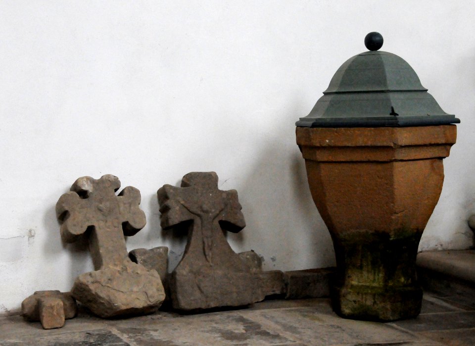 WalholzkircheTaufsteinGrabsteine
