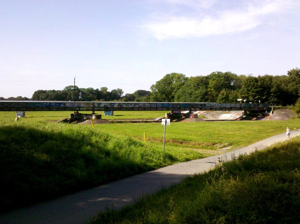 Waldbahnbrücke über das Elsterhochflutbett von Norden gesehen Ende August 2017a