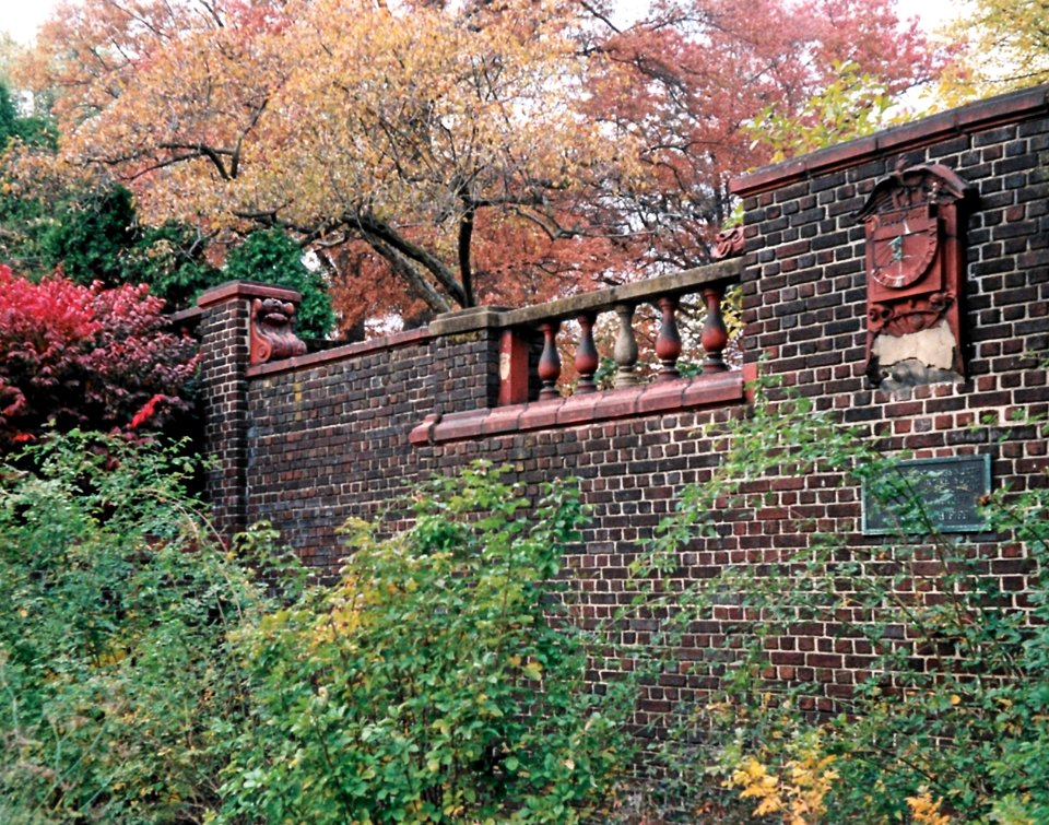 Wall in the herb garden, Mellon Park, 2008-11-08, 01