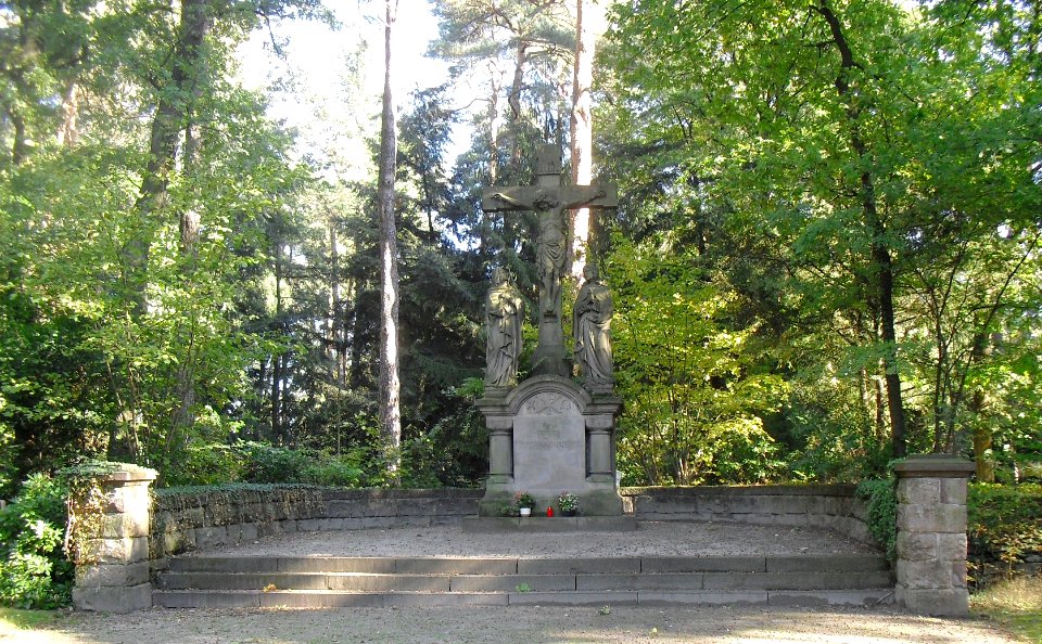 Waldfriedhof Schloss Neuhaus-Kreuz