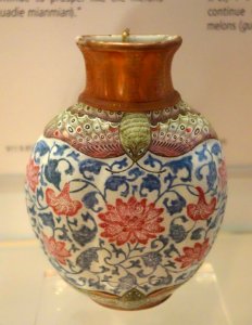 Wall vase in the form of a melon with butterflies, China, Qing dynasty, 1736-1795, glazed porcelain - Royal Ontario Museum - DSC04312