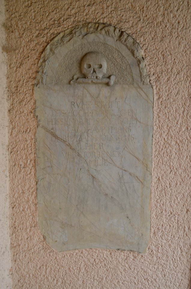 Wallau, Friedhof, alte Trauerhalle, Grabstein Christian Hölckens