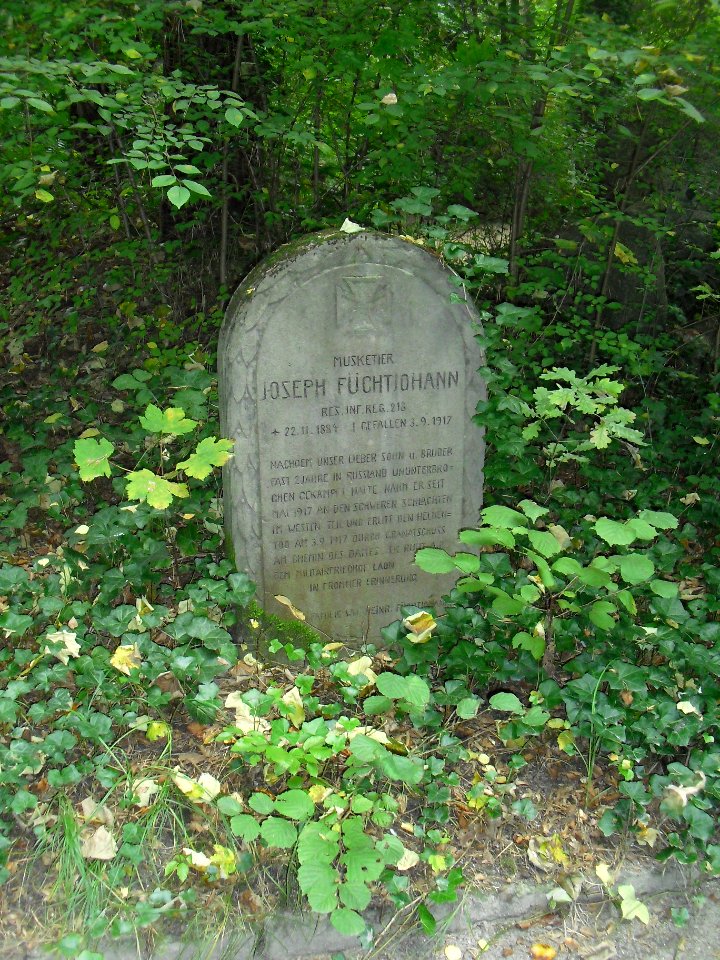 Waldfriedhof Schloß Neuhaus-Gedenkstein Fuechtjohann