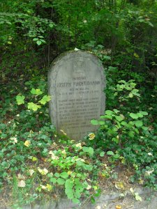 Waldfriedhof Schloß Neuhaus-Gedenkstein Fuechtjohann