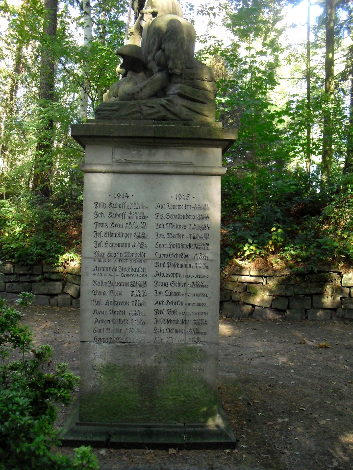 Waldfriedhof Schloss Neuhaus-Denkmal 1914-1918 2